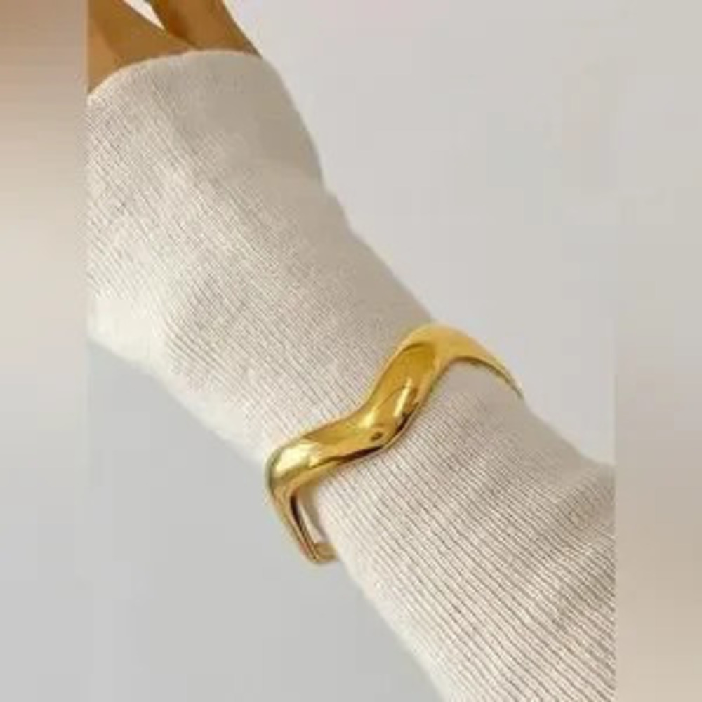18K V Bangle Bracelet (1002)